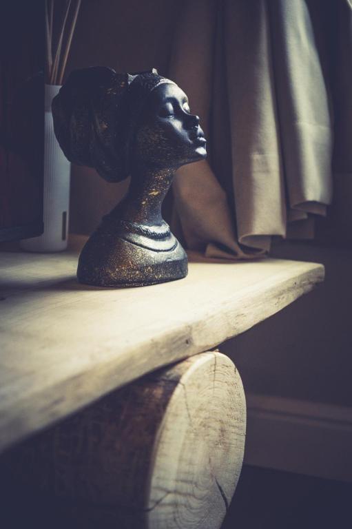 Sculptură decorativă în lumină caldă