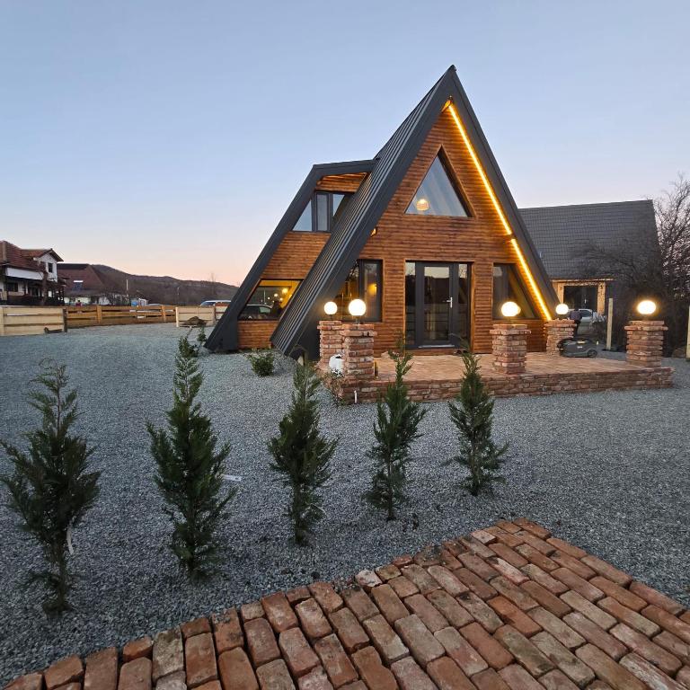 Cabana FreeDom Chalet în amurg, văzută din grădină