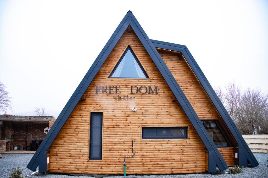Fațada cabanei FreeDom Chalet, formă de A