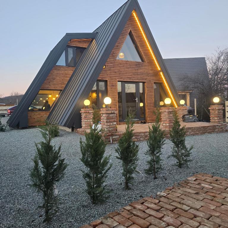 Cabana A-Frame luminată la apus